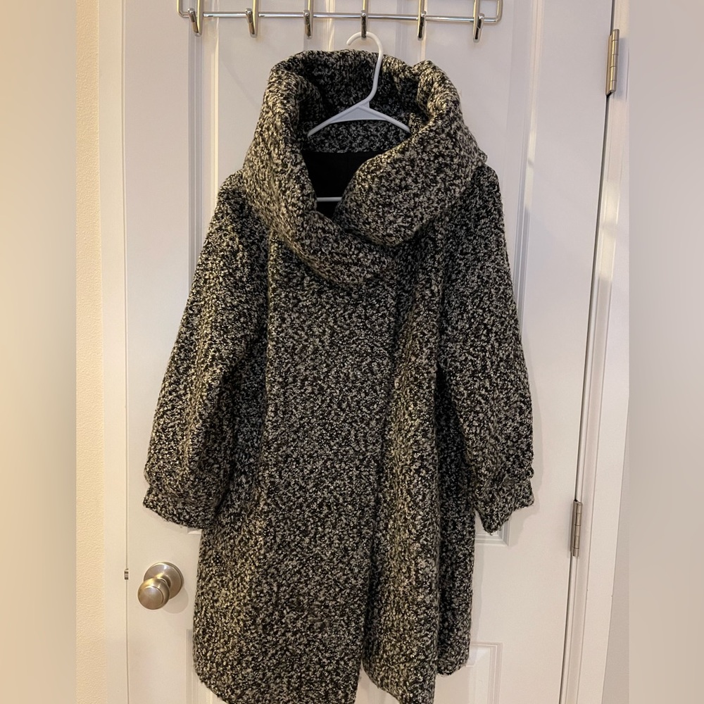 Longline black&white coat in size S